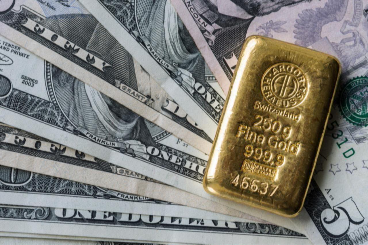 A 250-gram Swiss gold bar rests on U.S. dollar banknotes, accessed on Oct. 9, 2025. (Adobe Stock Photo)