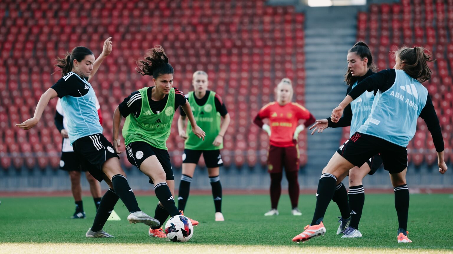 Ajax Women in Switzerland for clash with GC Frauenfussball Headertraining