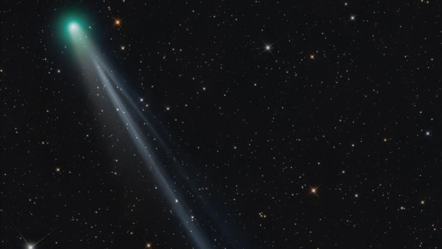Solar wind tears a chunk from Comet Lemmon's tail in incredible new astrophotography images