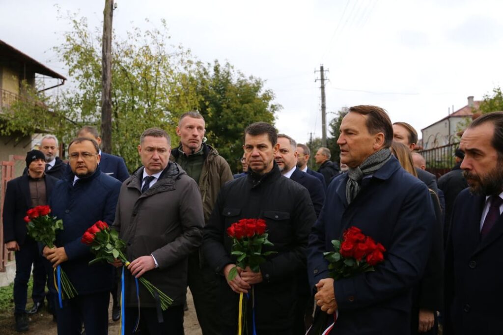Poland’s foreign minister visits western Ukraine amid mass Russian attack on Kyiv, other cities Poland's foreign minister visits western Ukraine amid mass Russian attack on Kyiv, other cities