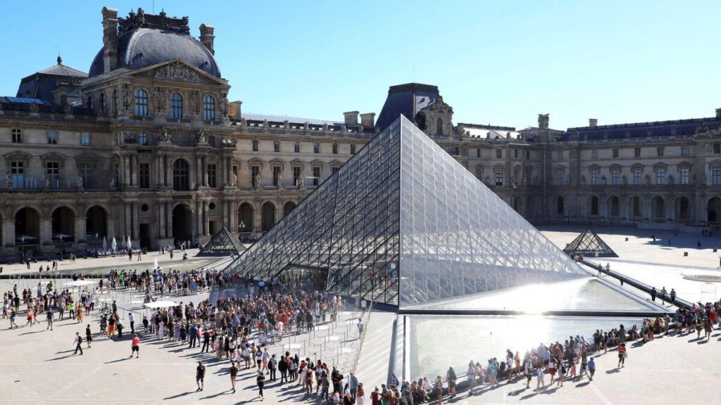 The Louvre museum target of a robbery this Sunday, jewelry stolen