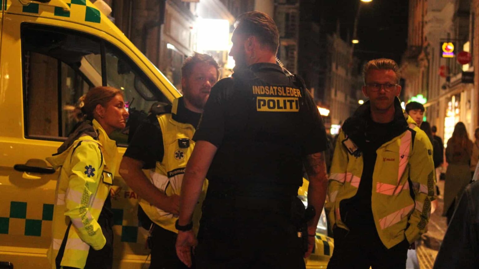 Men grabbed in when woman was touched on the number on open street: minutes later they were bleeding on the ground Men grabbed in when woman was touched on the number on open street: minutes later they were bleeding on the ground