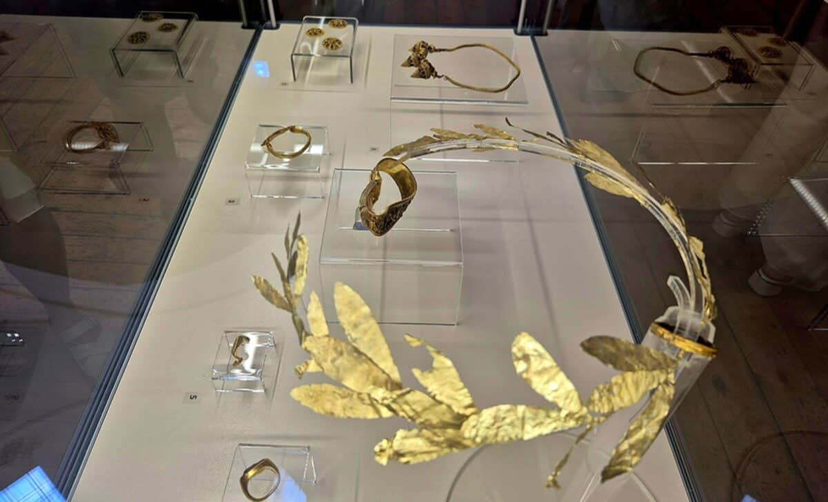 Jewelry Found In 2,100 Year Old Tomb
