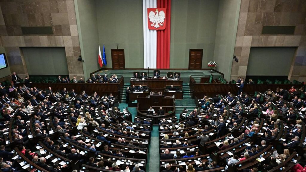 New survey. The leader strengthens his position, six parties in the Sejm