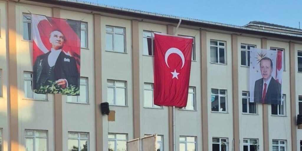 'Erdogan poster' became mandatory in schools: Unions and opposition stood up