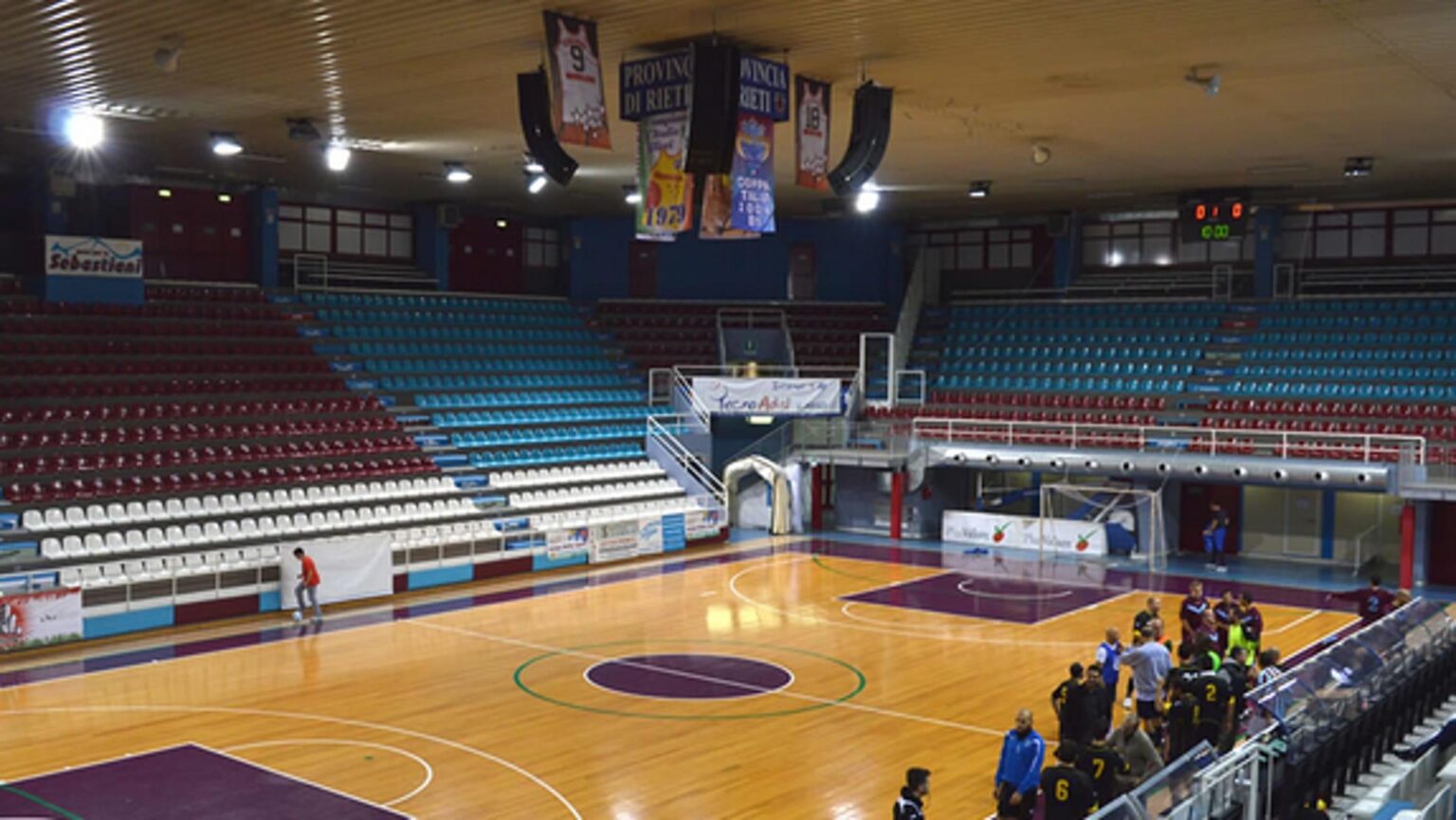 Stones against the bus of Pistoia basketball fans, one of the drivers dies