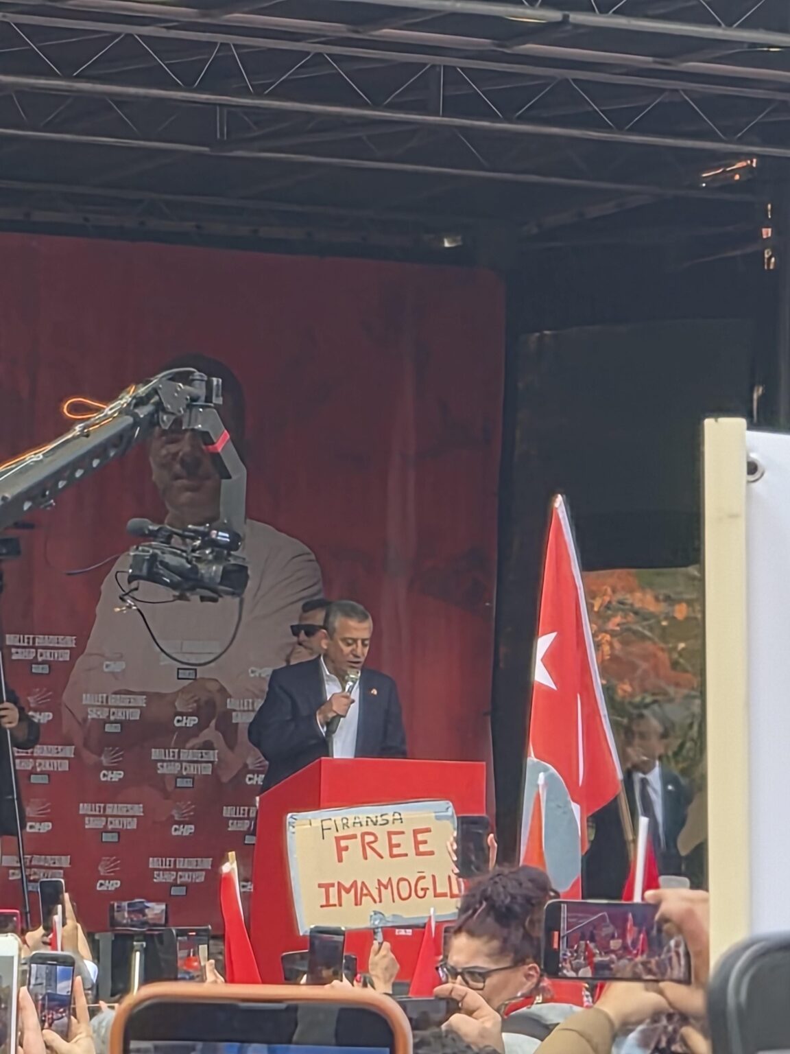 Özgür Özel on the podium in Brussels