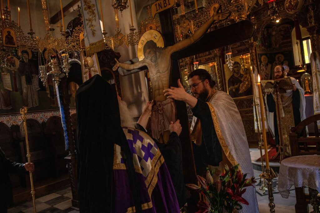 In Greece, an abbot is arrested for trafficking religious artifacts • Affiliated with the monastery of Kalavryta, in the Peloponnese, the clergyman was caught as he attempted to sell 14 Byzantine icons and two 18th-century Gospels for the sum of €200,000.