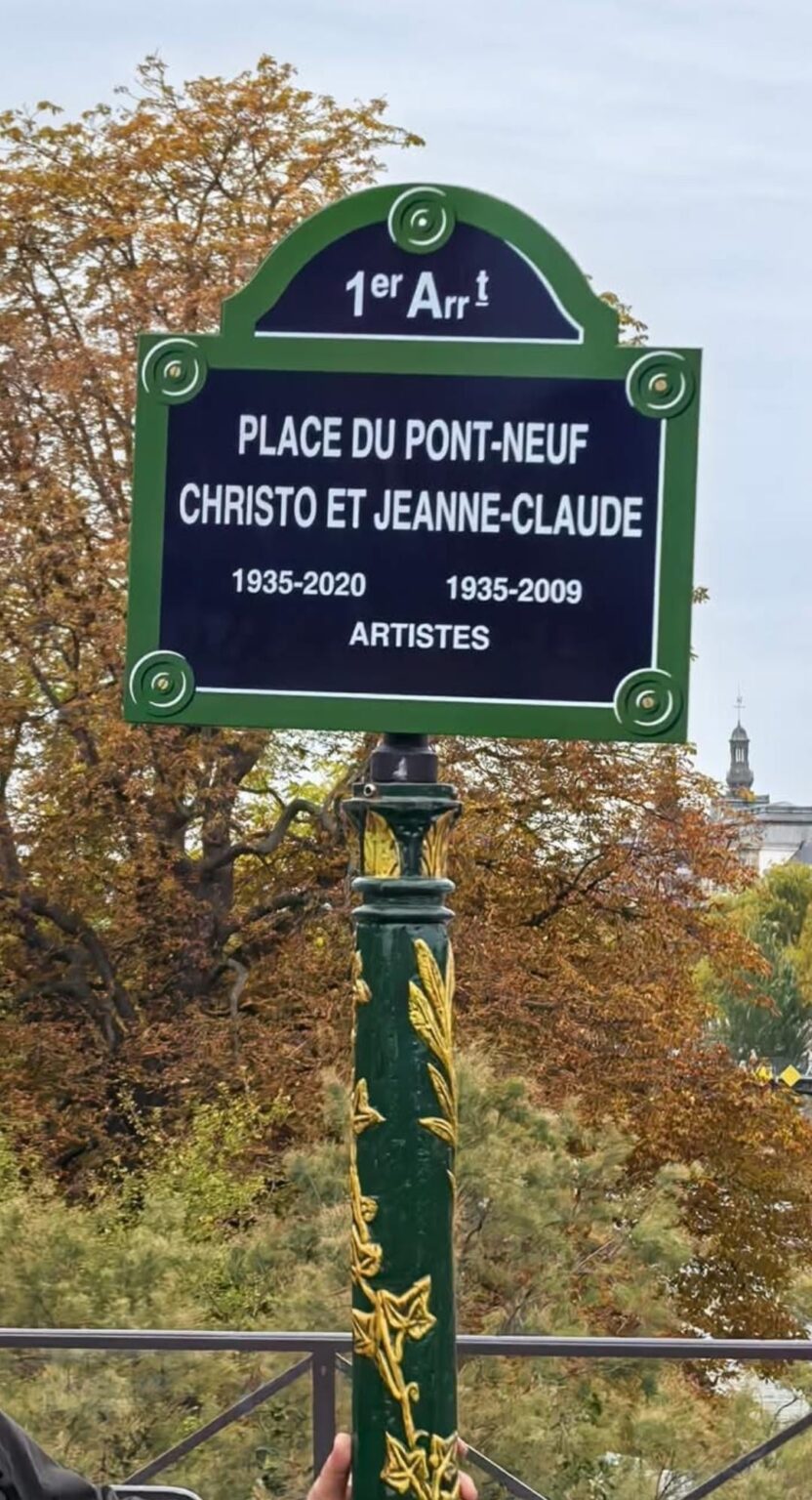 On the occasion of the 40th anniversary of the wrapping of the bridge over the River Seine Pon Neop by the creators Christo and Jean-Claude, the management of the French capital gave the names of the famous artistic couple on the square next to the facility