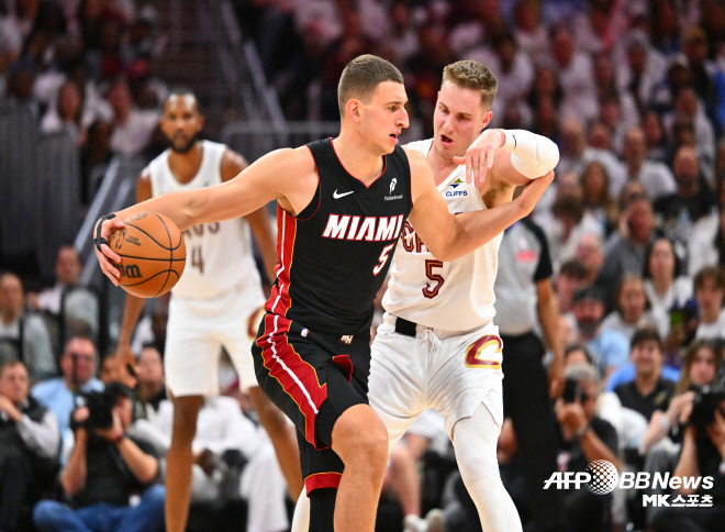 Miami Heat Nikola Jovic (pictured left). 사진=AFPBBNews=News1