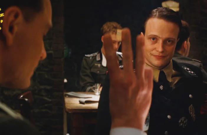 What is your regional version of "three fingers", a gesture or behavior by which you can tell that someone is from a given place?