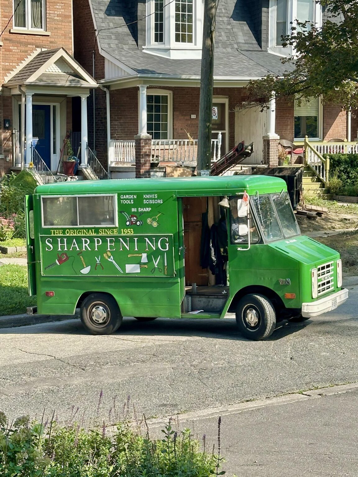Gringos discover the sharpener