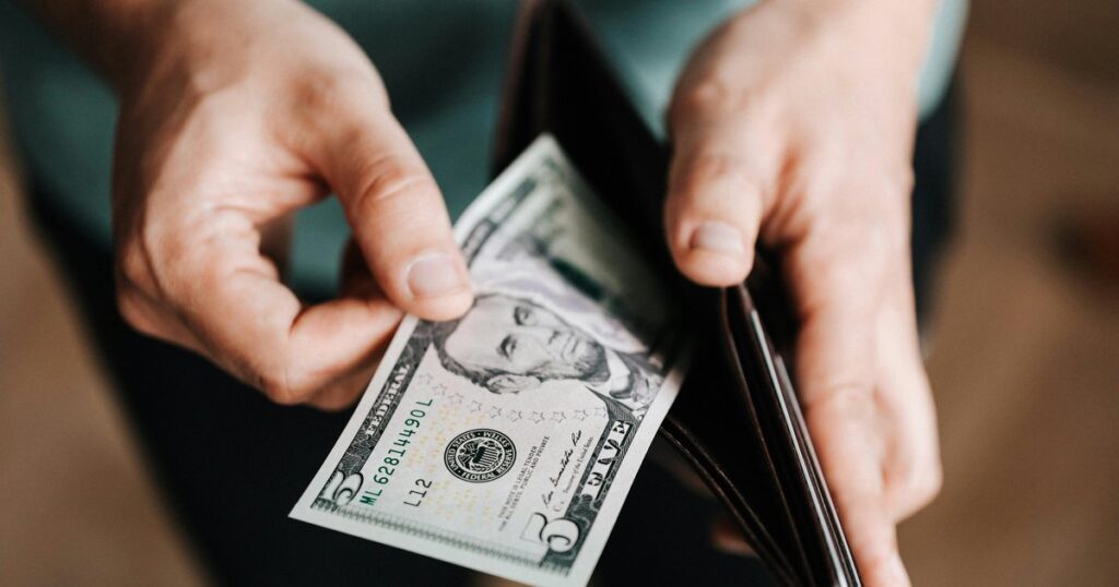 Poland: Colombian migrant worker allegedly charged recruitment fees by agency amid widespread job placement commission practices Poland: Colombian migrant worker allegedly charged recruitment fees by agency amid widespread job placement commission practices