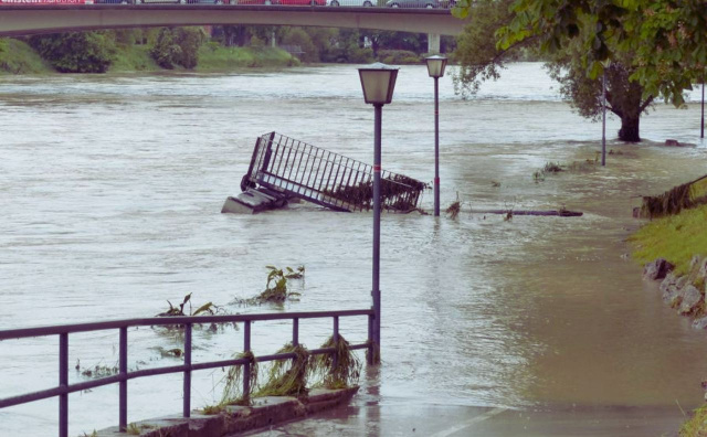 Bulgaria: Bulgarians Hold State and Municipalities Responsible for Recent Floods, Survey Finds