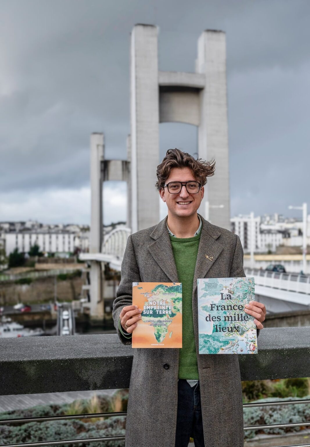 After 2 years of sharing my cards with you here, I'm publishing two card books this fall, and it's largely thanks to r/france! Many thanks!