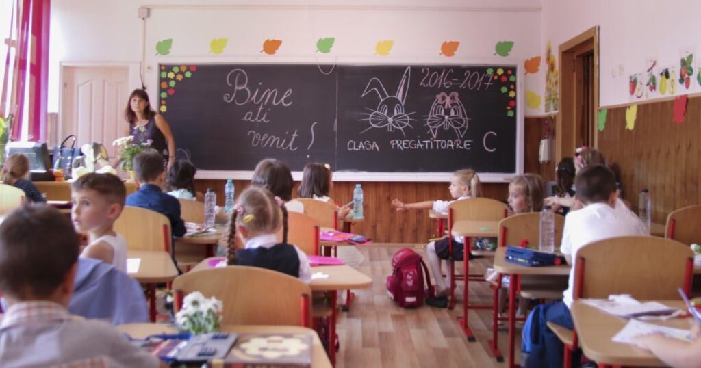 In September, a teacher had a salary 700 lei lower than the minimum in the economy: How do we encourage young people to come into the system? | Digi24 In September, a teacher had a salary 700 lei lower than the minimum in the economy: How do we encourage young people to come into the system? | Digi24