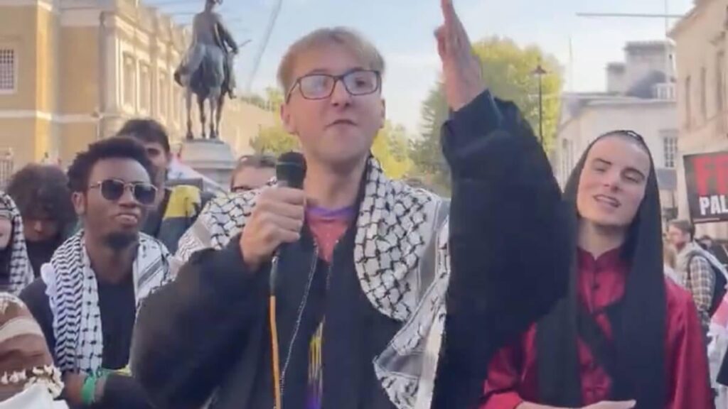 Moment 'Oxford student' chants 'put Zios in the ground' at London rally - as Met urged to investigate