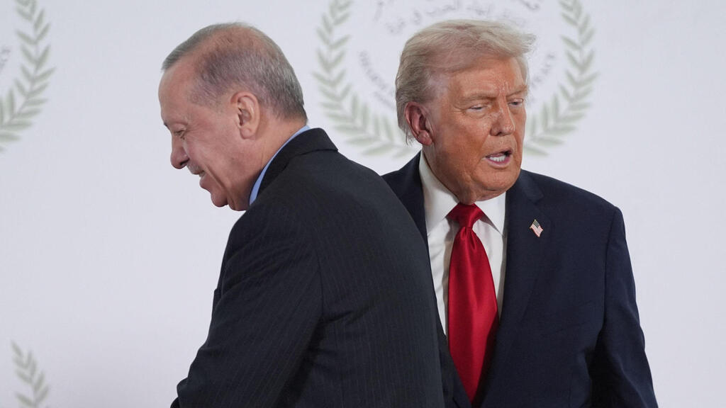 Trump trusts Erdogan (Photo: Evan Vucci / AFP) נשיא ארה"ב דונלד טראמפ עם נשיא טורקיה רג'פ טאיפ ארדואן פסגה שארם א-שייח מצרים