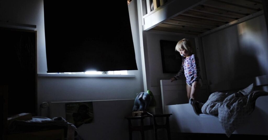 One cannot talk about poorly raised children without talking about the parents' time button - the modern family is trapped at a pace where children's need for time with parents clashes with the labor market demands. The time -button is not an individual problem but a structural failure