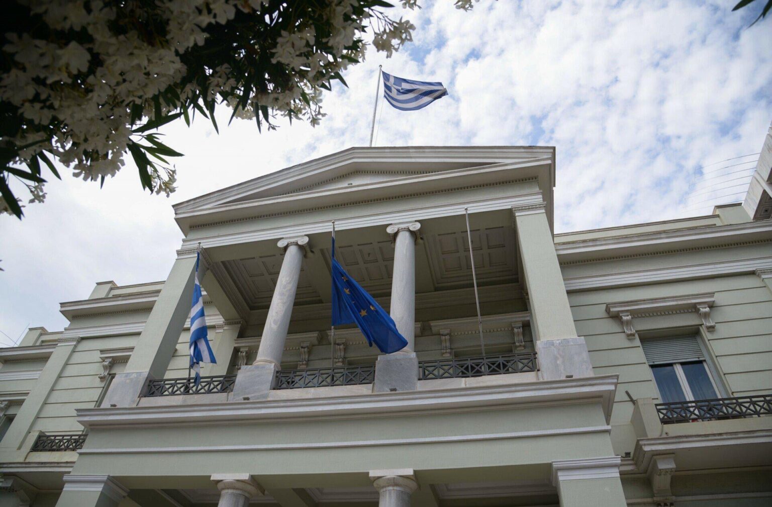Foreign Minister: A strong passage for "Unacceptable Israeli Minister and Greek Citizens"