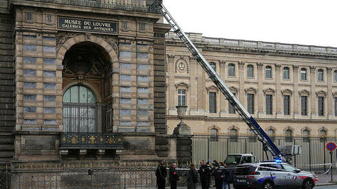 France turns to Israeli security firm after daring Louvre heist