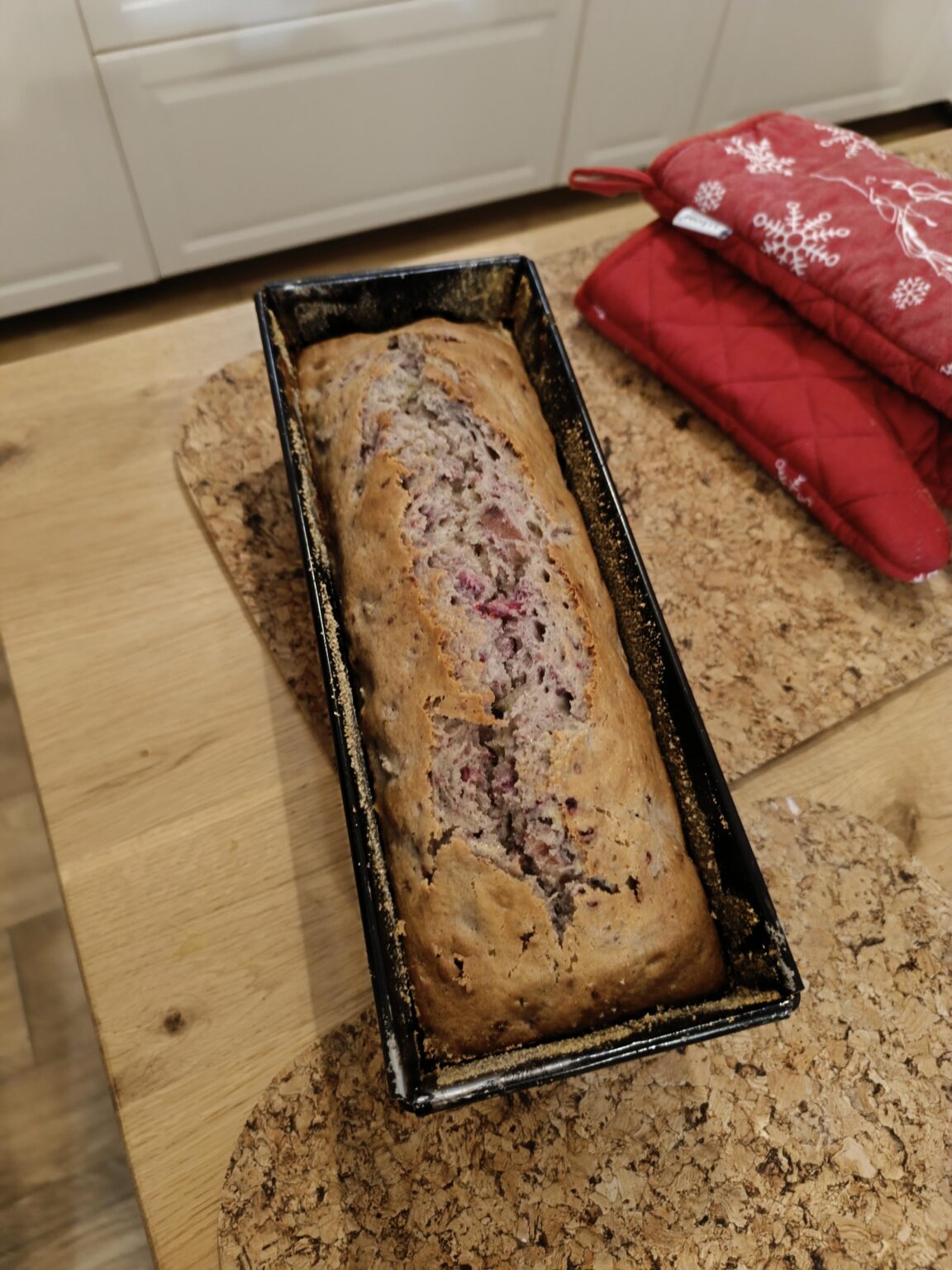Rhubarb and raspberry cake
