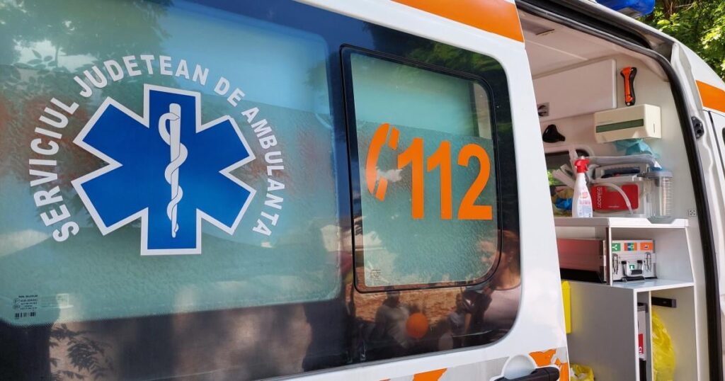 A 72 -year -old teacher arrived at the hospital after being beaten by a student. The teenager was detained by the police