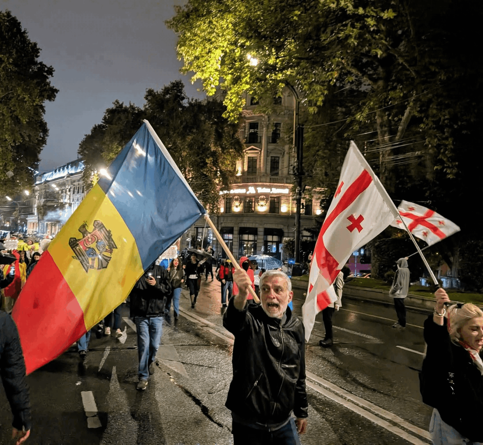 A man using the Moldovan flag as a sign of resistance against Russia. 🇲🇩🇬🇪🇪🇺
