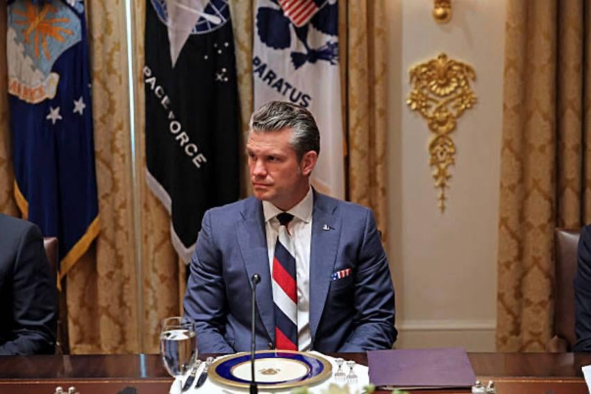 Pete Hegseth at the meeting with Zelenskiy wearing a tie with the colors of a russian flag