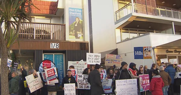 Secondary school teachers vote for strike action as negotiations stall