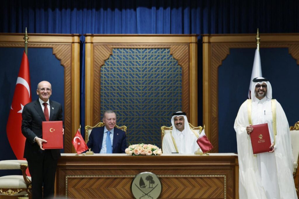 Türkiyes Finance Minister Mehmet Simsek, President Recep Tayyip Erdogan, Qatars Amir Sheikh Tamim bin Hamad al-Thani and Secretary General of the Qatar National Planing Council Abdulaziz bin Nasser al-Khalifa attending a signing cerenomy of agreements during an official visit in Doha on Oct. 22, 2025. (Photo by Handout / Turkish Presidency Press Office / AFP)
