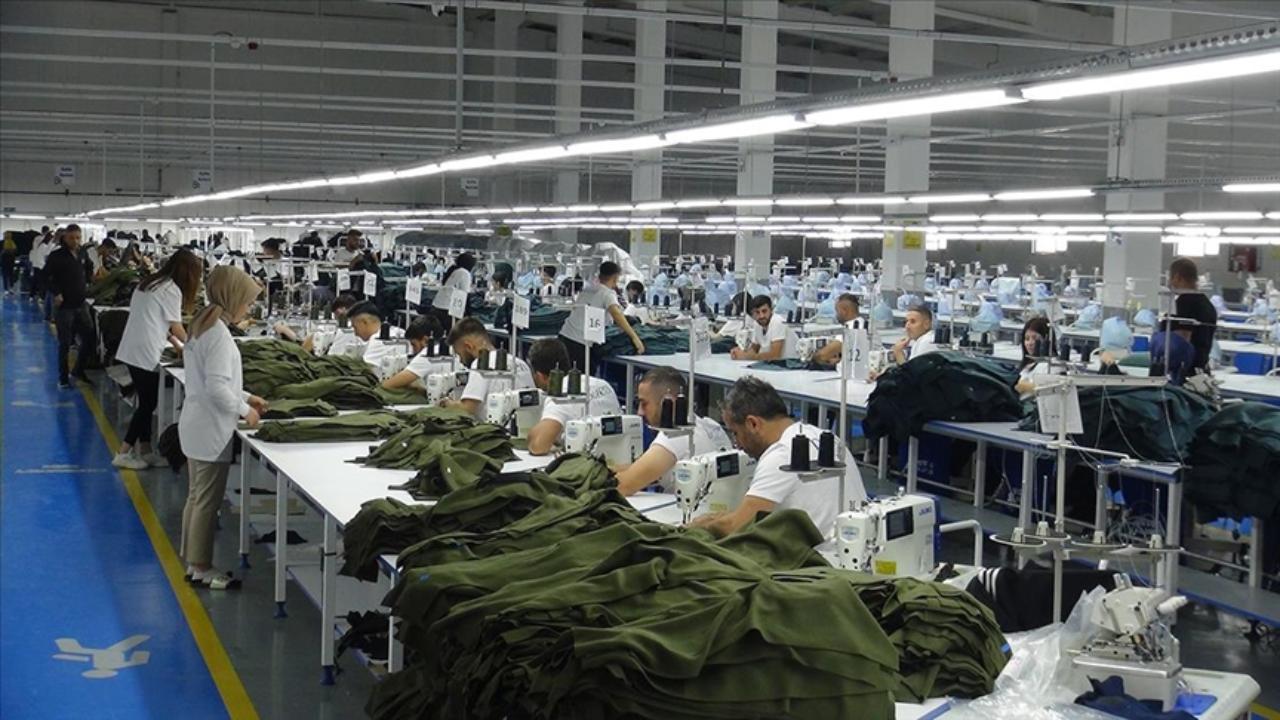 Workers operate on the production floor of a textile factory in Türkiye. (AA Photo)