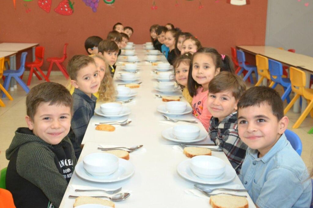 Türkiye’s missed meal: The economics of public investment in education Children having lunch at a kindergarten. (Photo courtesy of the Ministry of National Education)