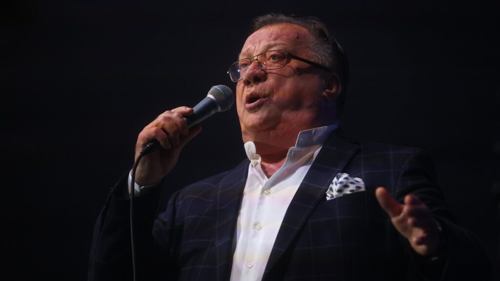 Thousands in divided Balkans come together to bid farewell to popular Bosnian folk singer