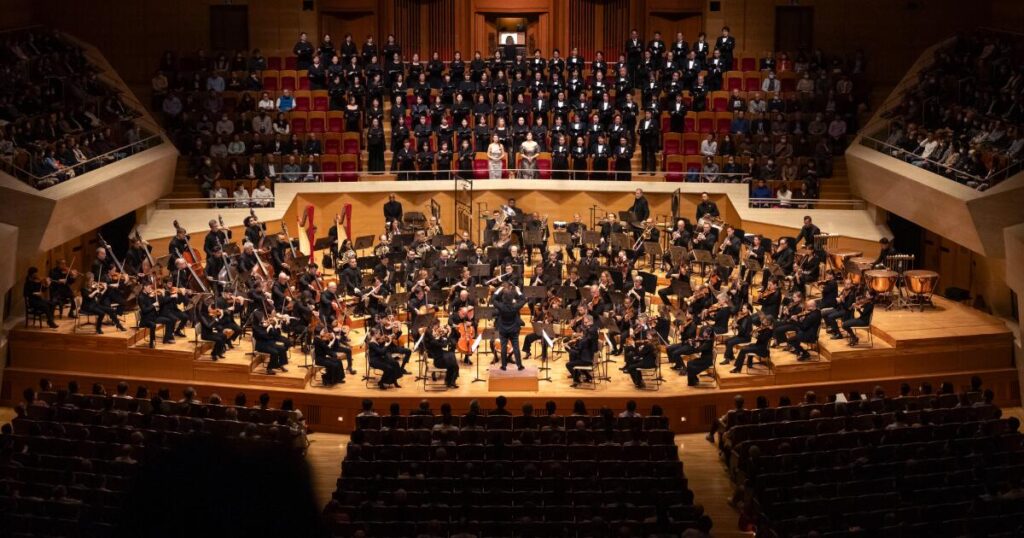 Review: Gustavo Dudamel and the L.A. Phil challenge a Tokyo audience