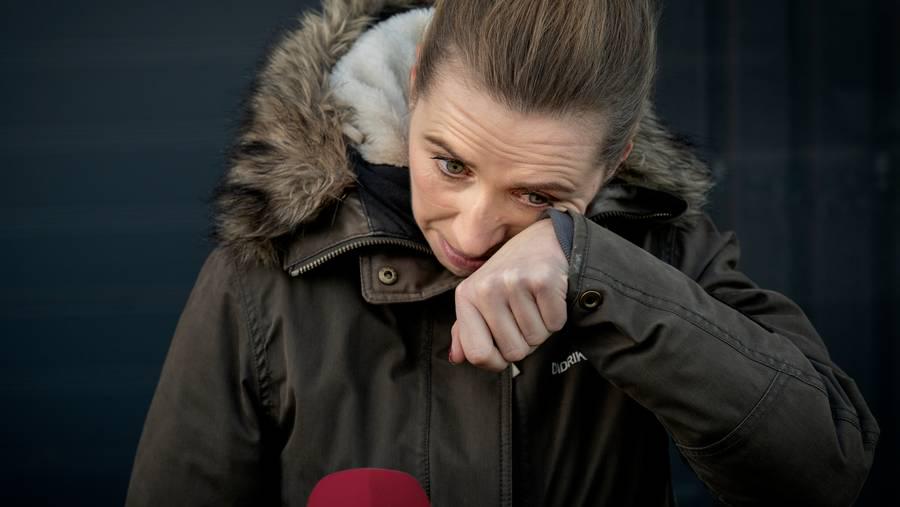 Oops: SMS expert torn Mette F. - Puts up for LA [BT og Berlingske brugte IT-ekspert som det viste sig stilte op for LA]