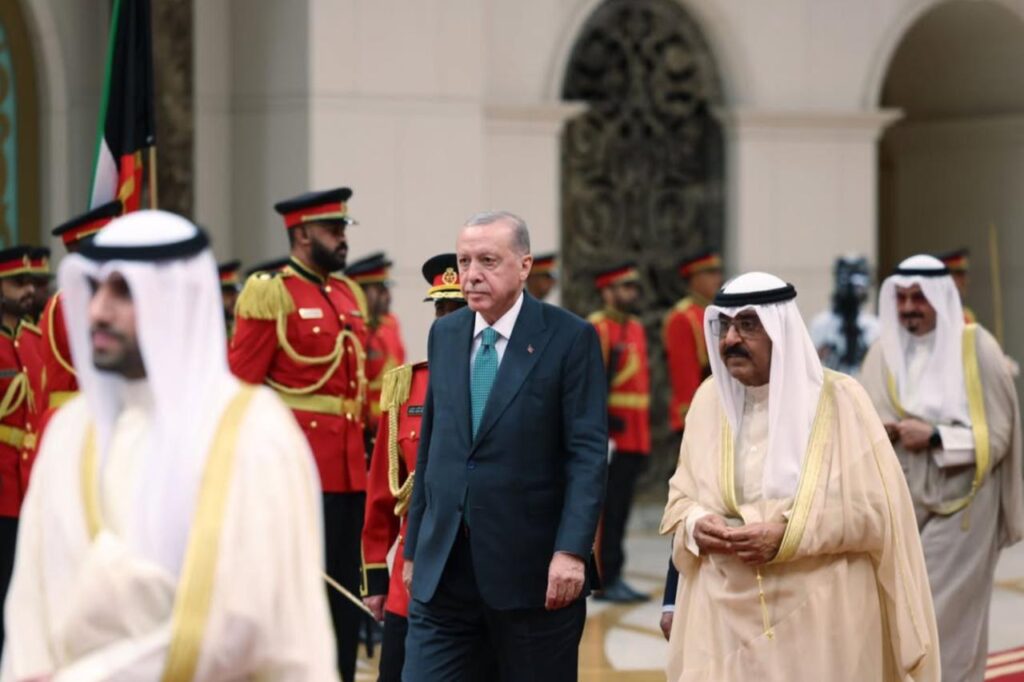 Why Türkiye–Kuwait ties are yet to reach their full potential? President Recep Tayyip Erdogan is received by the Emir of Kuwait, Sheikh Meshal Al-Ahmad Al-Jaber Al-Sabah, during his official visit to Kuwait on October 21, 2025. (Photo via AK Party English)