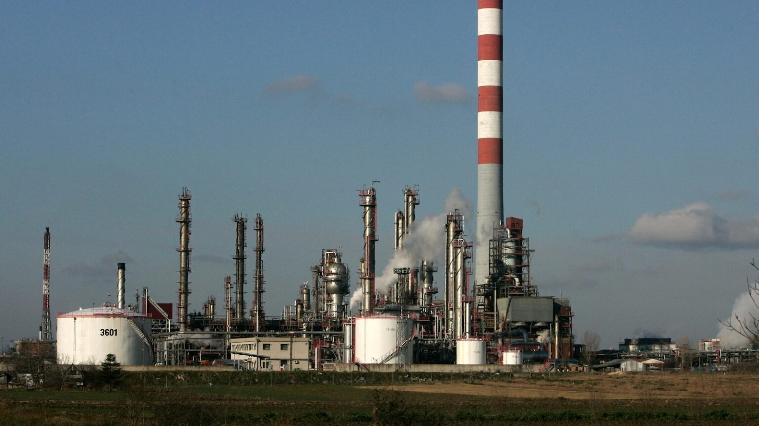 The US sanctions Serbia's main oil supplier, which is controlled by Russia