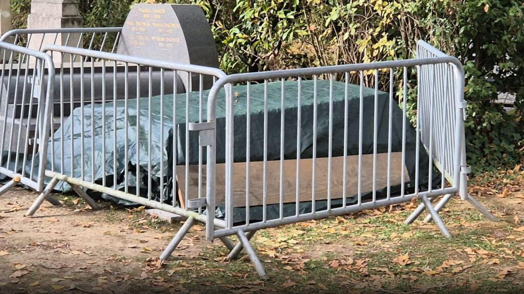 The grave of Robert Badinter was desecrated at the Bagneux cemetery, a few hours before the former Minister of Justice’s entry into the Pantheon The grave of Robert Badinter was desecrated at the Bagneux cemetery, a few hours before the former Minister of Justice's entry into the Pantheon