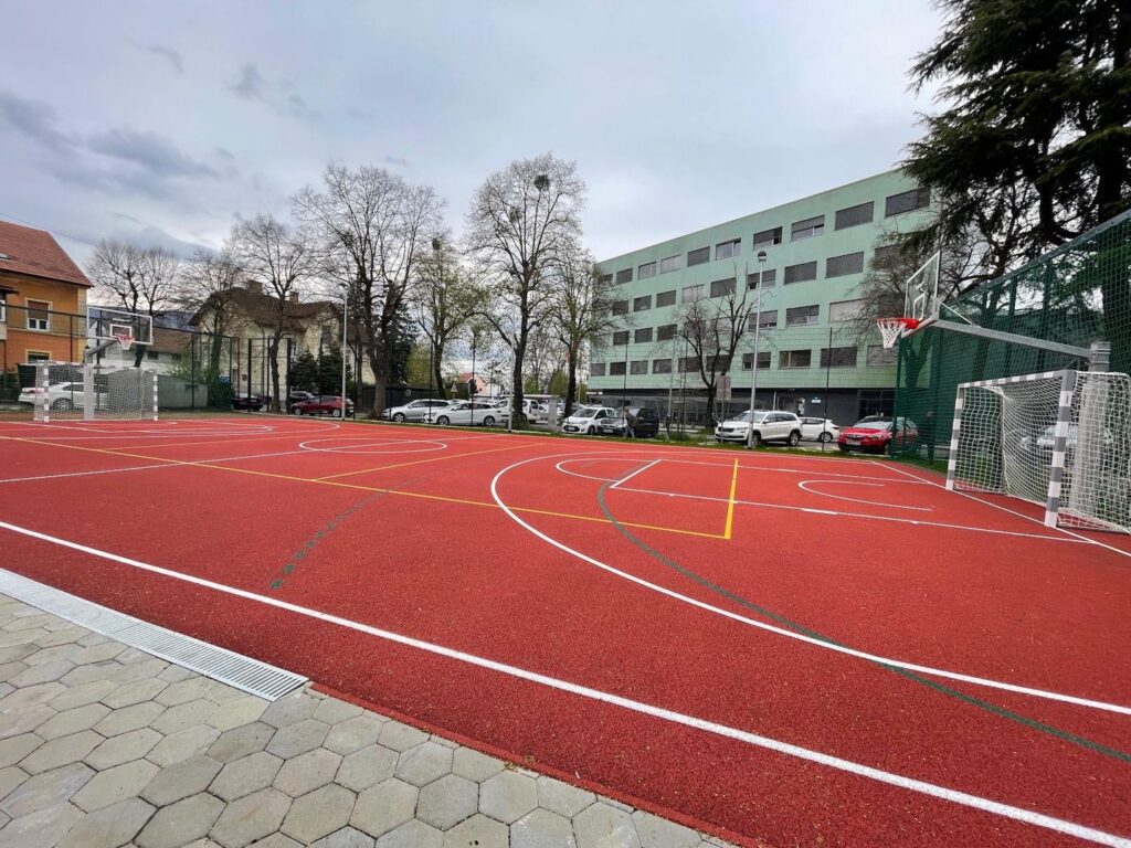 Maribor: A group of Roma blackmailed children on the school playground, one ended up in hospital Maribor: A group of Roma blackmailed children on the school playground, one ended up in hospital