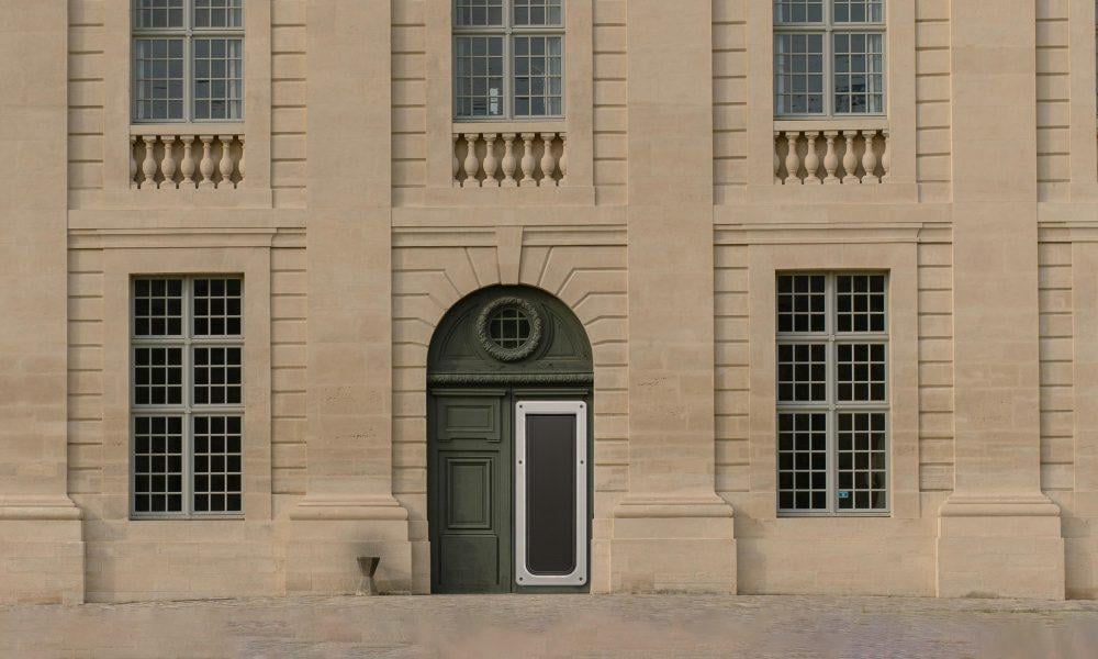 To facilitate the entry and exit of Prime Ministers, Emmanuel Macron installs a huge cat flap in Matignon