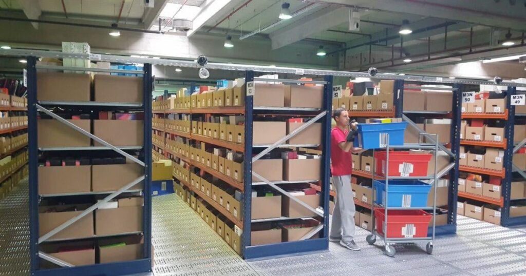 eMAG, accused of customers of selling counterfeit products and blocks negative reviews