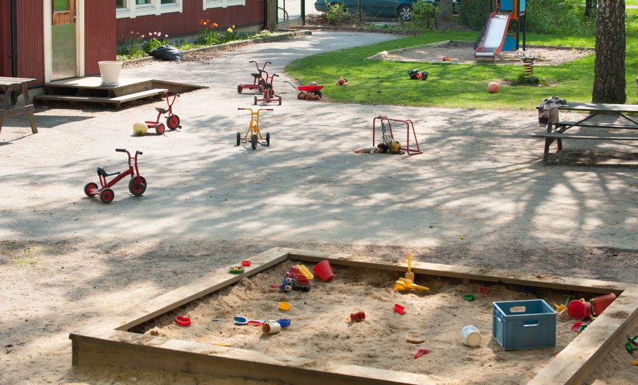 New analysis: Closed days cause trouble for Danes - A new survey from Dansk Erhverv shows that four out of ten Danes who have children or have had children in day care find that closed days make it harder for them to attend to their work. 18 percent have even called in sick as a result of closing days.