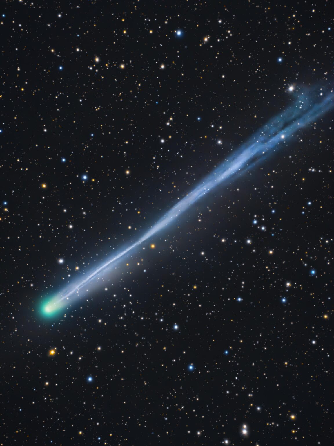 I captured the comet Lemmon with my mirrorless camera