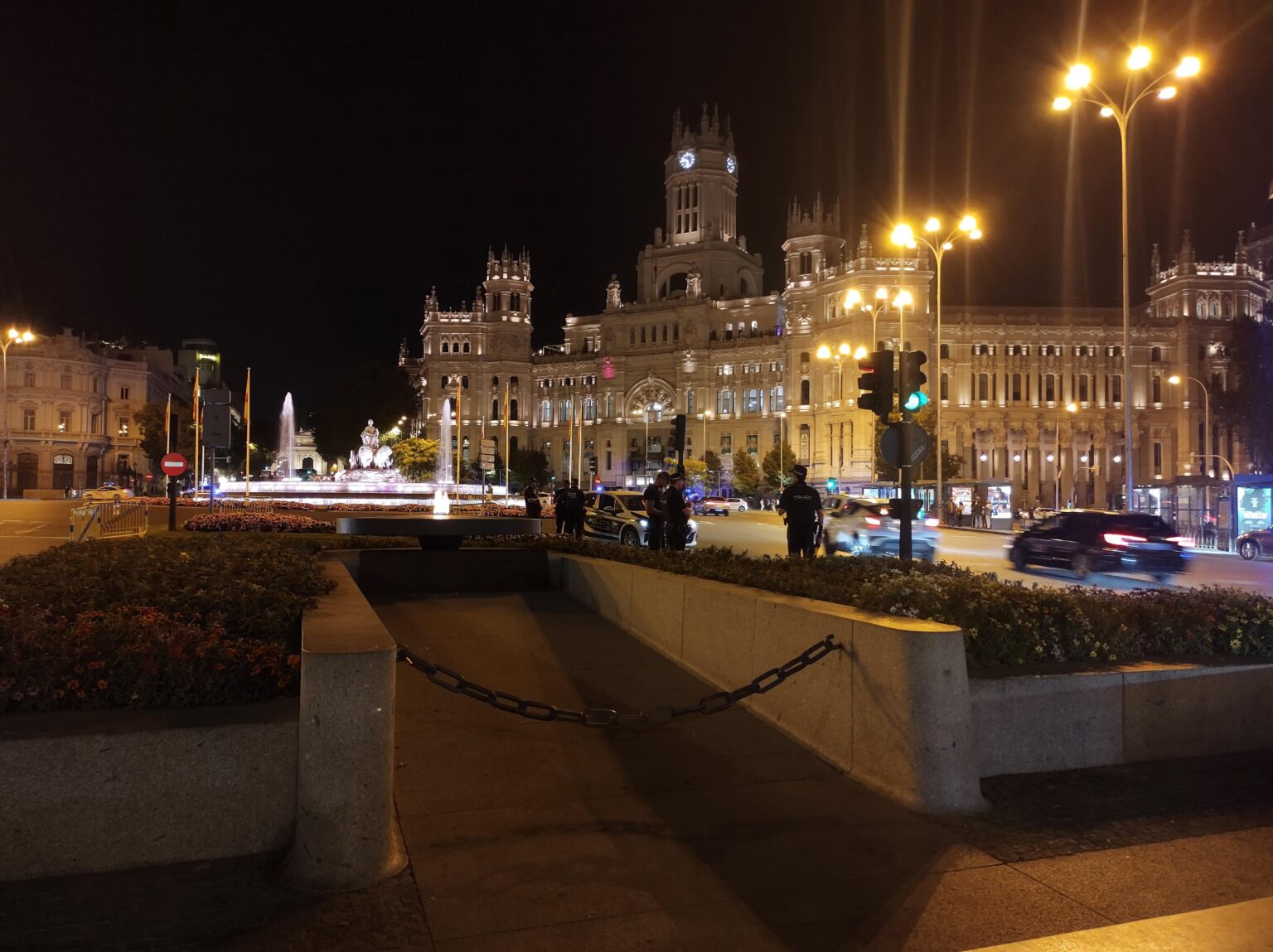Here there is fire, water at the source of the Cibeles, the Palace of the City of Madrid, and if you zoom you see the door of Alcalá!