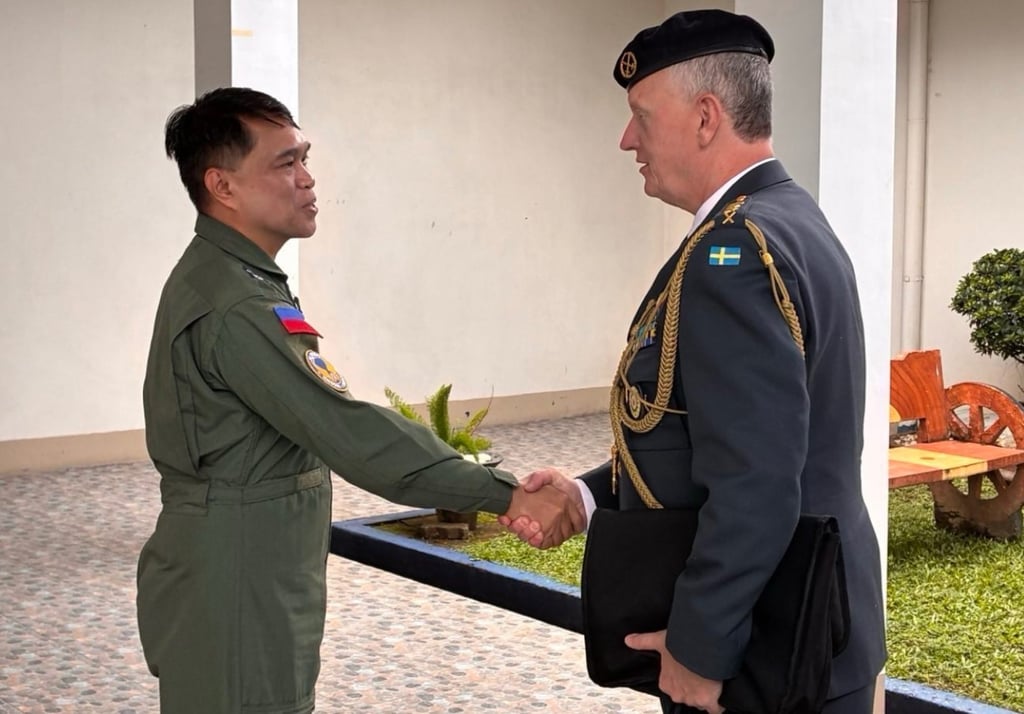 Philippines Air Force Colonel Dennis Alcarde welcomes Sweden’s Lieutenant Colonel Anders Ingenar Nikanorsson during a visit to the Philippines last month. Photo: Facebook/Philippines Air Force