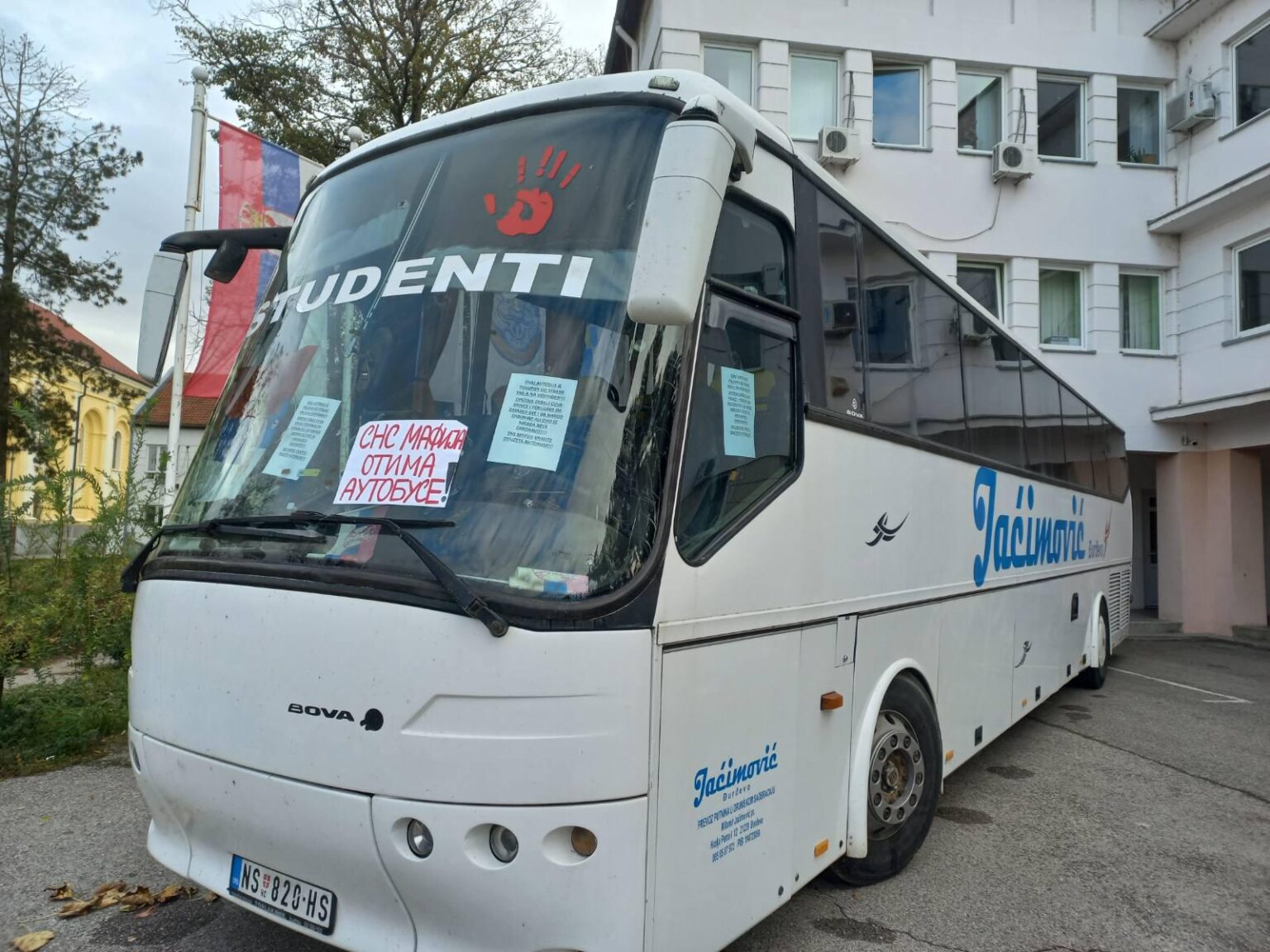 Jaćimović parked the bus in front of the Žabalj municipality building.
