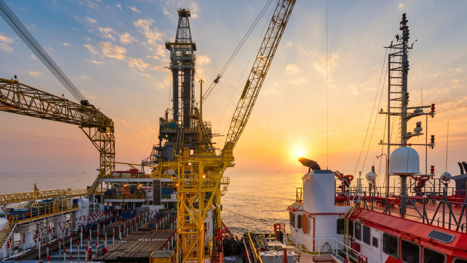Oil extends decline by 1.5% on hopes for Russia-Ukraine peace deal