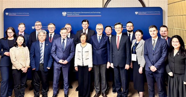 Taiwan, Poland sign economic cooperation pact