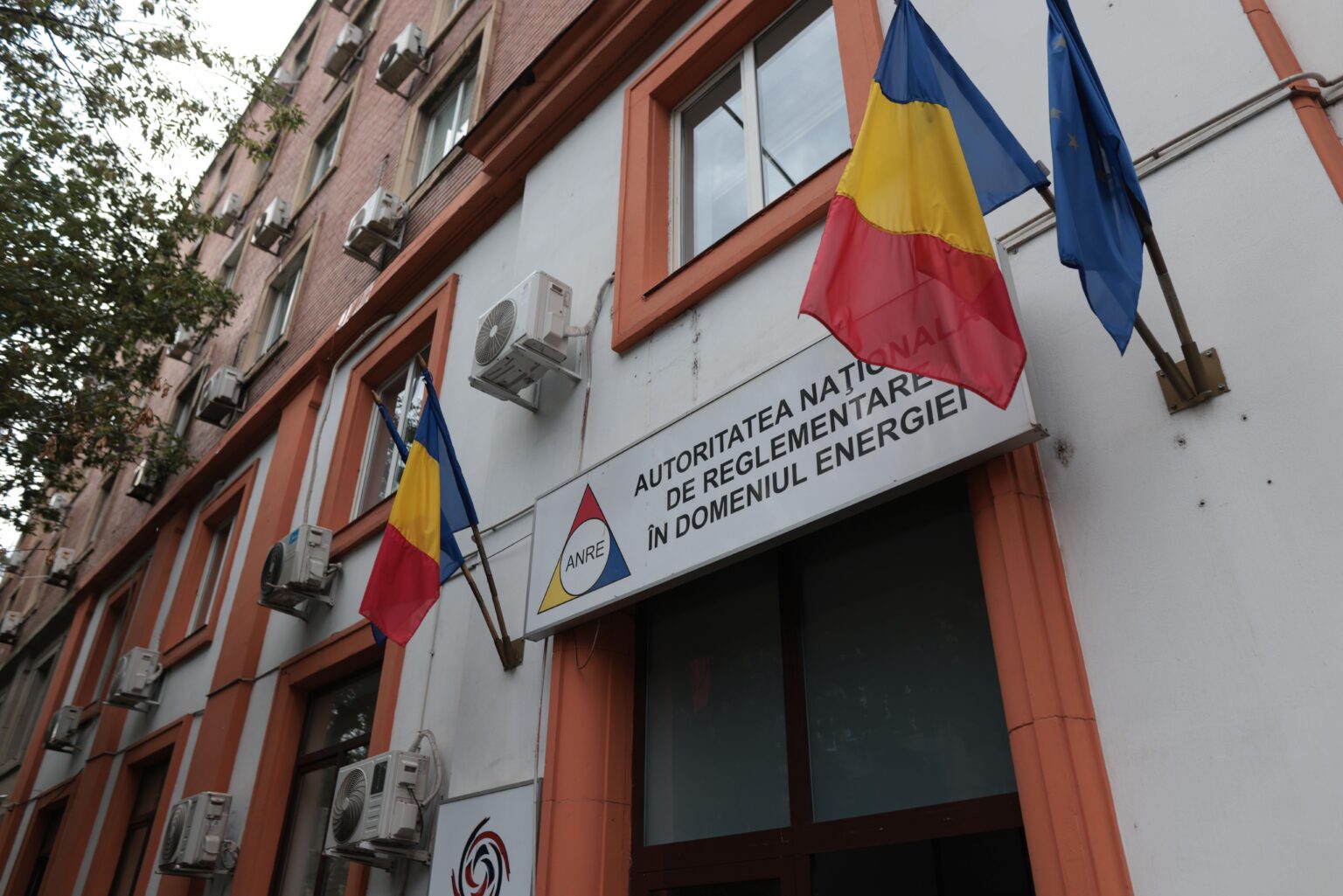 The Energy Authority, the institution where the average salary is 3,700 euros, wants to hire two former PSD parliamentarians for the same position. Iulian Iancu and Gheorghe Marin, both former PSD parliamentarians, retired, on a single post, each with a four-hour norm.